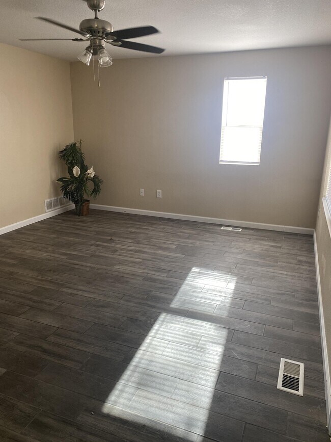 Building Photo - 1335 Legend Oak Dr