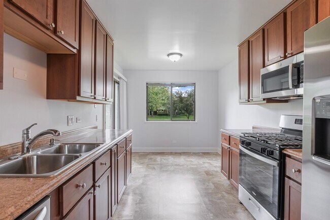 Building Photo - 697 Oakmont Ln