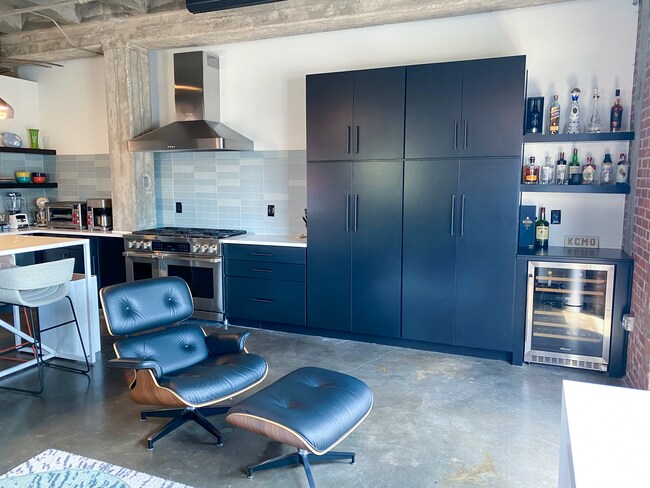 Grandes despensas con estantes extraíbles y bar con cava de vinos - 1819 Baltimore Ave