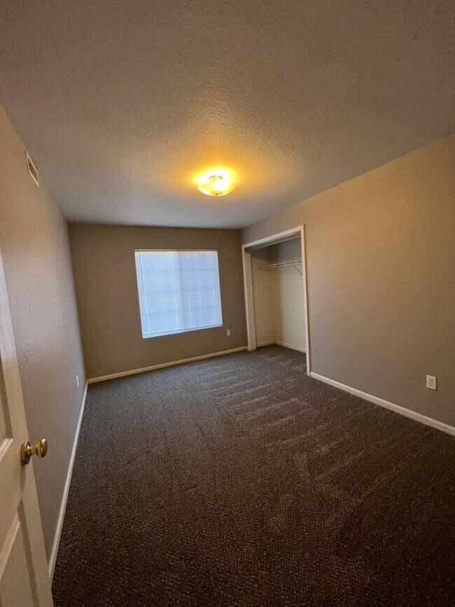 Building Photo - VE 119 Estate Ln #4