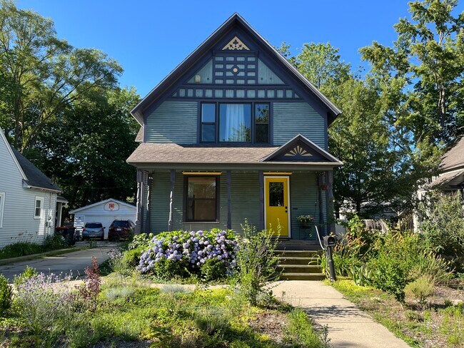 Building Photo - 100 E 15th St