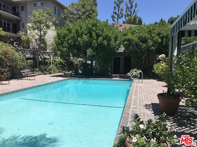 Foto del edificio - 8729 Shoreham Dr