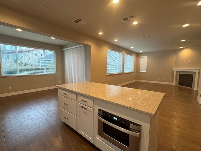 Building Photo - Fountaingrove 4 bedroom beauty