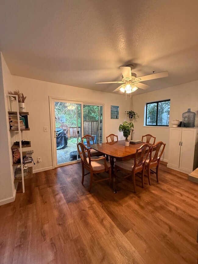 Foto del edificio - Coastal Flow Meets Trail Life in Aptos Village