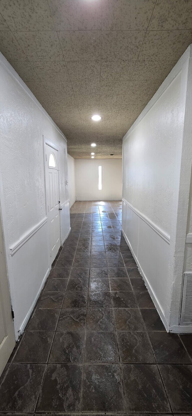 Building Photo - 206 Raymac St