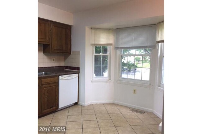 Building Photo - SPACIOUS END  UNIT TH
