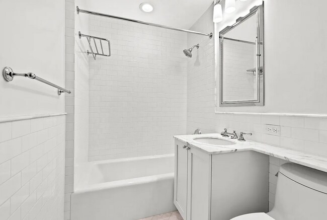 Building Photo - 122 W 13th St