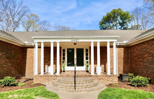 Building Photo - READY 05-07-24!! Simply Stunning Waterfron...