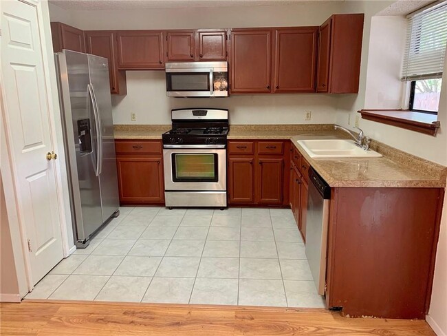Foto del edificio - 1707 Honeysuckle Ln