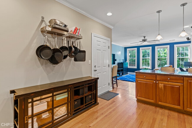 Building Photo - 630 W Briar Pl