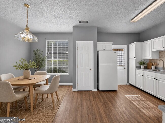 Foto del edificio - Room in Townhome on Odyssey Turn NW