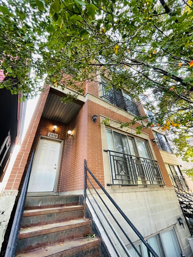 2519 W Congress Pkwy Unit 4, Chicago, IL 60612 Condo for Rent in
