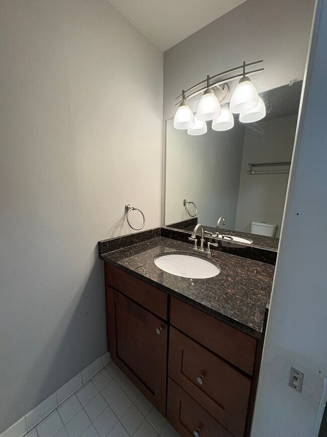 Foto del edificio - Beautifully Updated Townhouse – Prime Location!