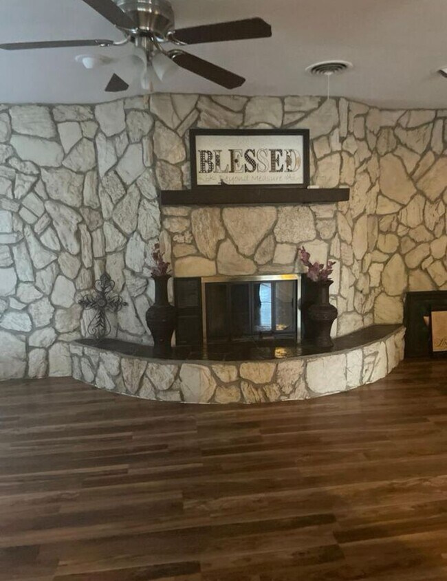 Foto del edificio - Spacious 4 Bedroom Home!