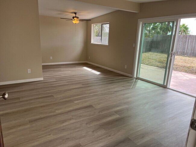 Foto del edificio - Updated 3BR/2BA home w/yard and garage in ...