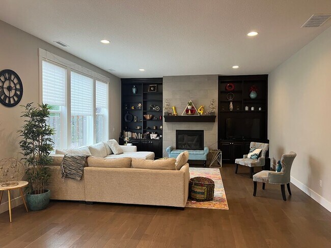 Foto del edificio - Fabulous 5 BD* 3 BA* + LARGE Bonus Room* S...