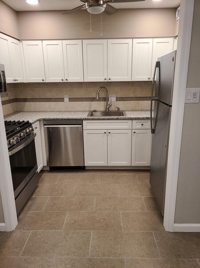 Kitchen - 611 Roxborough Ave
