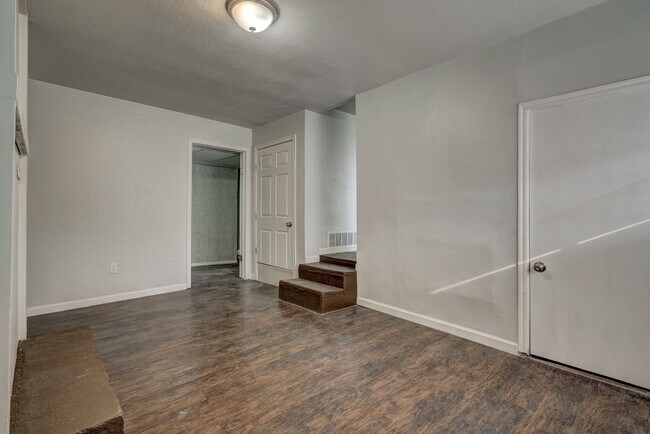 Foto del edificio - 4 bedroom 2 bath!