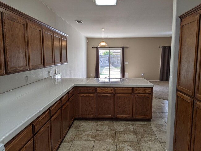 Foto del edificio - Nice, newer home in Fowler that offers a w...