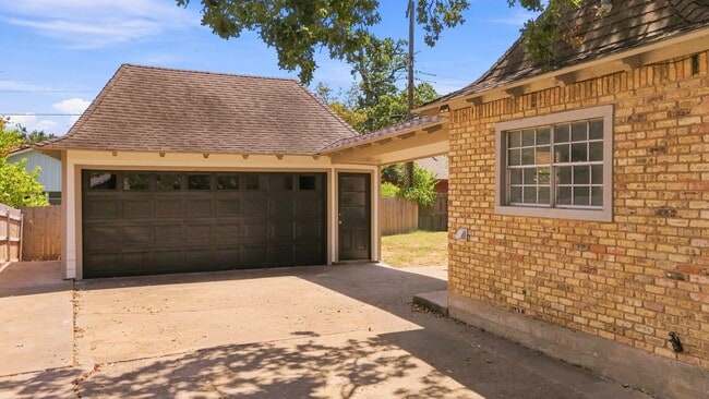 Building Photo - 2508 Memorial Dr