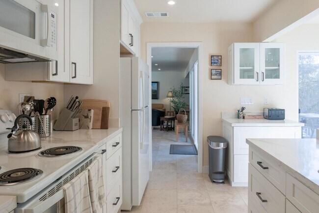 Building Photo - Perfect cozy home, fully furnished down to...