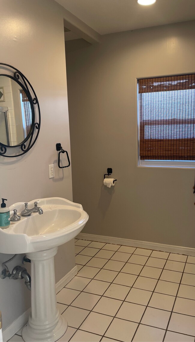 Baño 1 - 3846 Huron Ave