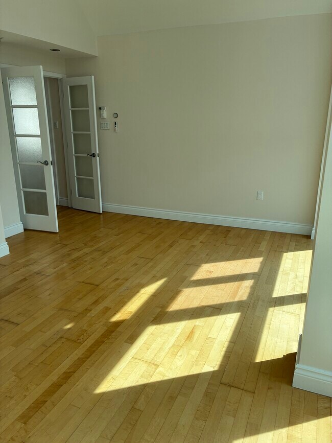 Photo du bâtiment - STUNNING TWO LEVEL PENTHOUSE AVAILABLE