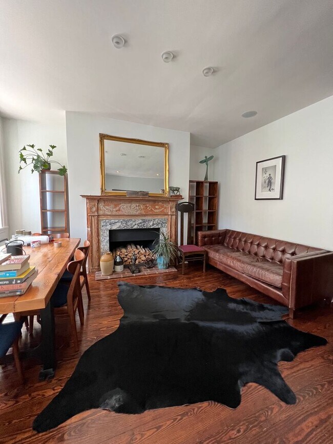 Foto del edificio - Gorgeous 4 Bed / 2.5 Bath Townhouse in Soc...
