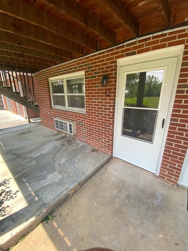Primary Photo - 702 E Main St