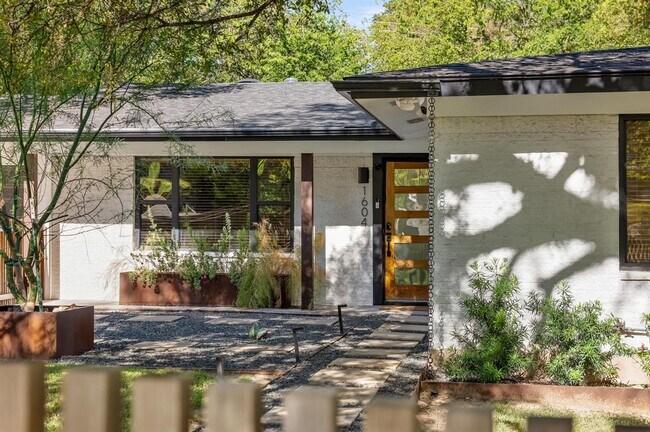 Foto del edificio - 1604 Elmhurst Dr