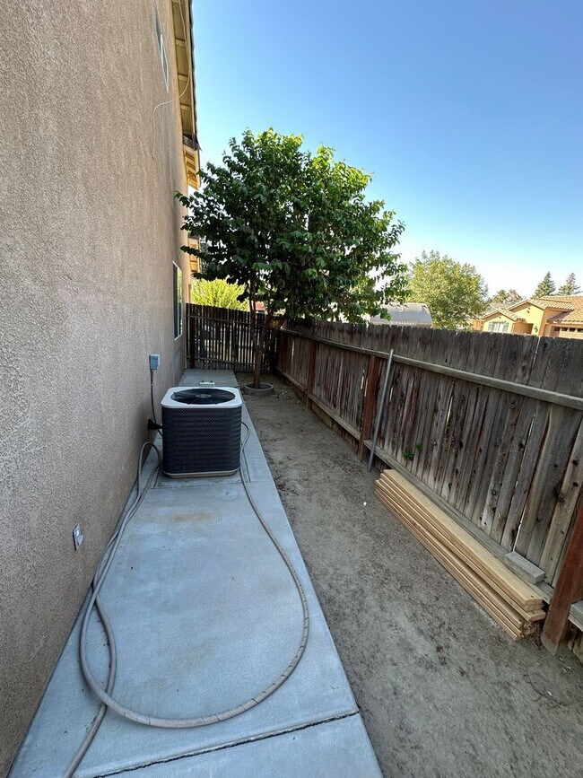 Building Photo - Charming 4-Bedroom, 3-Bathroom Home in Silver Creek