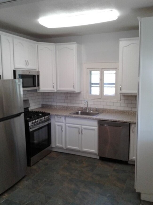 Foto del edificio - Beautiful 3 bed / 1 bath home on corner lot with attached garage in quiet Sparta neighborhood!