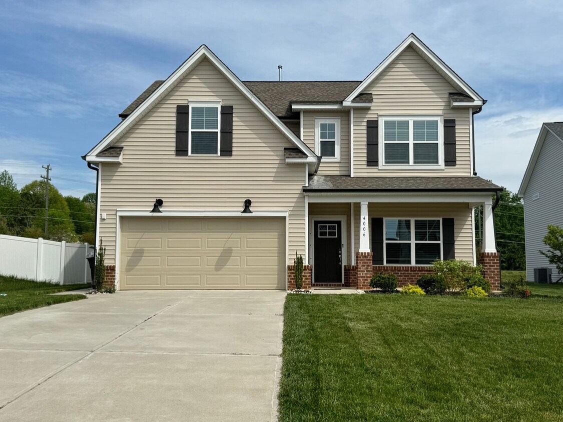 Foto principal - Spacious 4BR 3BA home in Northern Greensboro