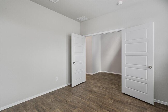 Foto del edificio - 621 Running Creek Dr