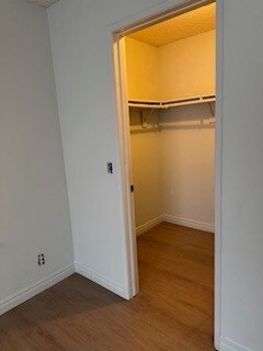 Vestidor - 819 S Golden West Ave