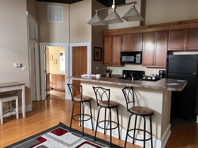 Building Photo - 124 N Neil St