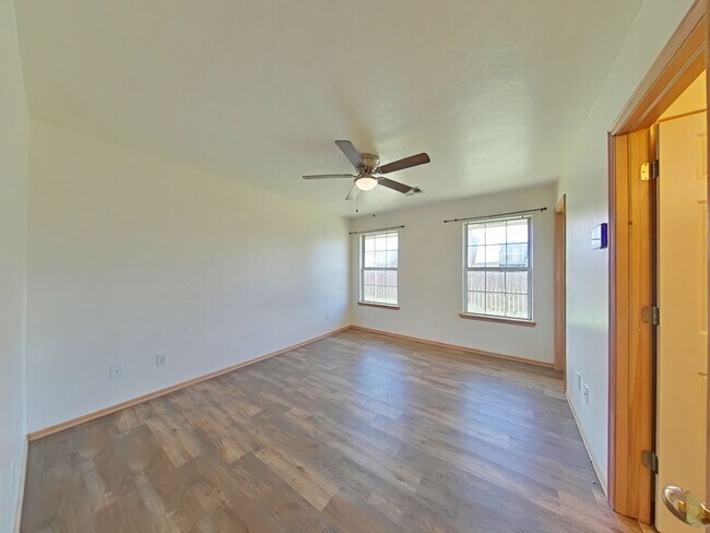 Foto del edificio - 6837 NW Willow Springs Dr