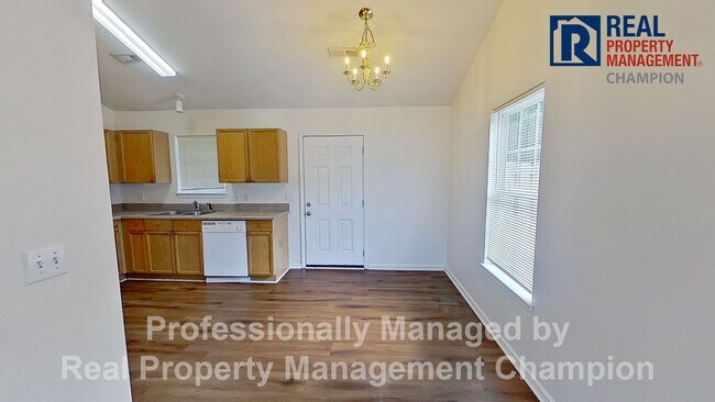 Building Photo - 3 BD/2BA Home with Sunny Floorplan and Eat-in Kitchen