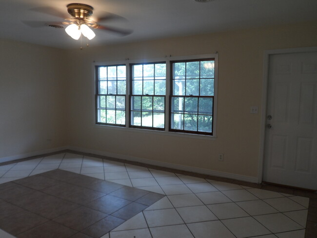 Building Photo - Newly Painted 3 Bedrooms Home in Fort Walt...