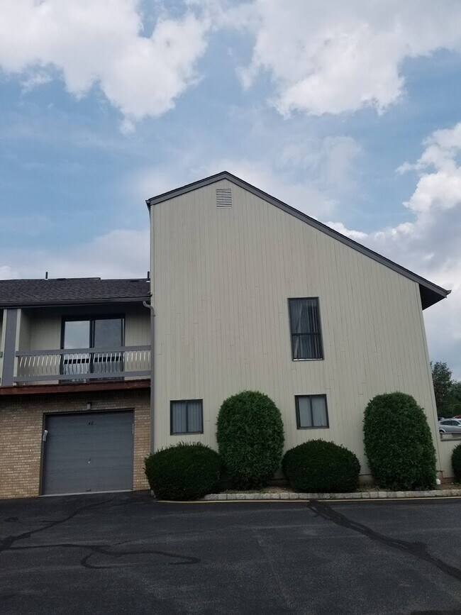 Foto del edificio - Lots of amenities, spacious end-unit townh...