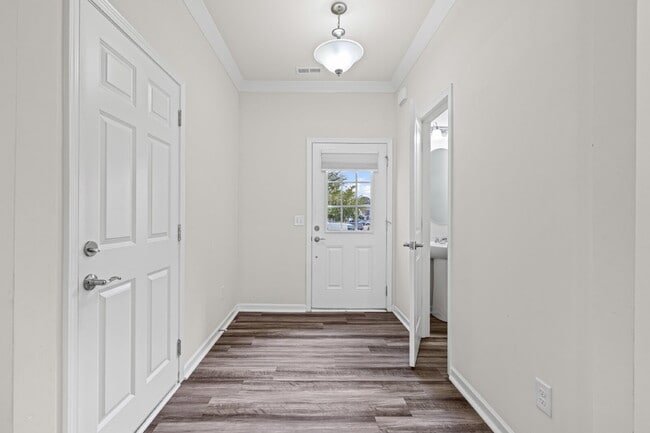 Building Photo - "3-Bed Townhouse Retreat on Elders Story R...