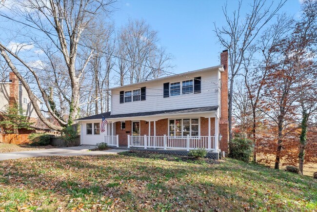 Foto del edificio - Welcome to this fantastic Colonial home, nestled in a quiet cul-de-sac and featuring an optional ...