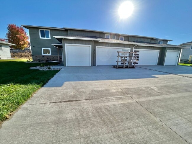 Foto del edificio - Stunning 4 Bed/2.5 Bath Twinhome!