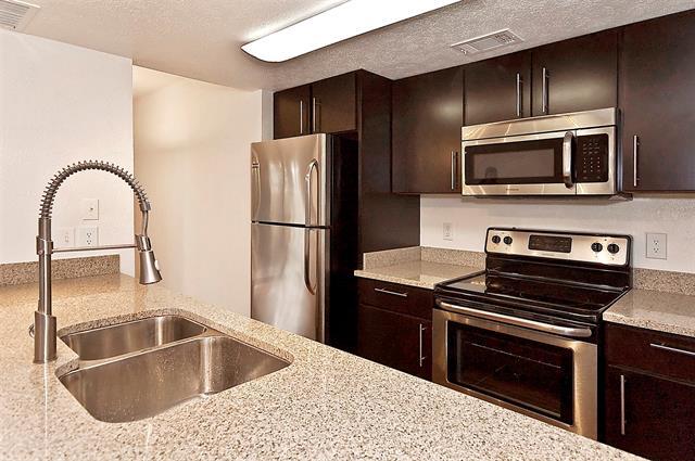 Foto del edificio - 5909 Birchbrook Dr