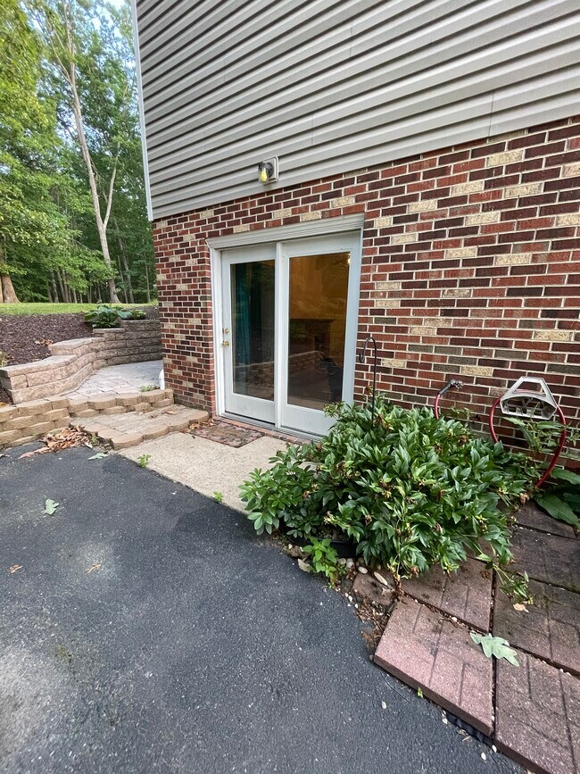 Private drive & entrance - 706 Stonewall Ln