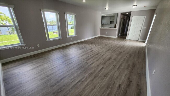 Foto del edificio - 17555 NW 29th Ct