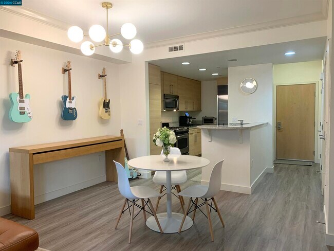 Foto del edificio - 1655 N California Blvd