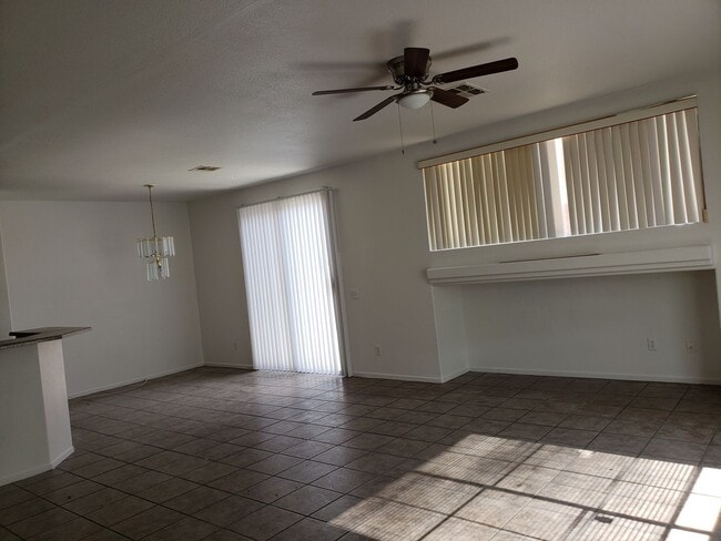 Foto del edificio - ADORABLE 2 STORY CORNER HOME