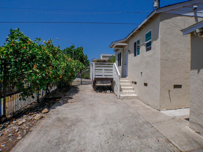 Building Photo - Remodeled single family home with washer/d...