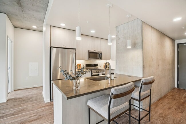 Building Photo - Byline